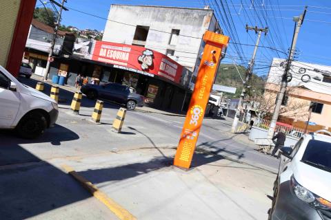 Totens inteligentes foram instalados na Praça Maria Corina Paim, na Barra do Imbuí