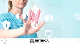 editefemale-doctor-with-smart-glasses-touching-virtual-screen-medical-technology
