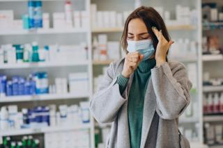 womam-customer-with-headache-pharmacy
