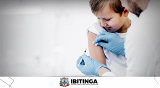 editeclose-up-doctor-vaccinating-kid