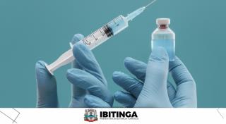editvaccine-bottle-syringe-held-by-doctor-with-gloves
