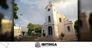 praça distrito de camabaratiba igreja