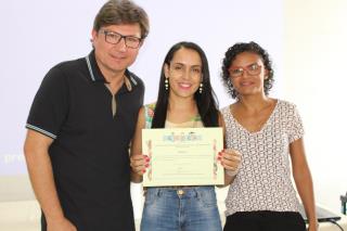 Conselheira eleita Joice Isabel da Cunha, presidente do CMDCA Jade Santos e o prefeito Maurício Baroni