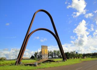 Entrada_de_Itápolis_-_Monumento_na_Av._Tarquínio_Bellentani