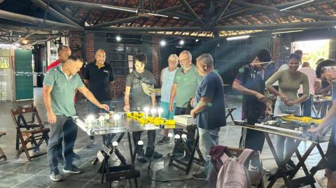 A Prefeitura de Ilha Comprida celebrou, no último sábado, 25 de abril, o encerramento do curso de Eletricista – Instalações Elétricas (Baixa Tensão), realizado com conclusão no Espaço Cultural Plínio Marcos. Ao todo, 15 alunos de diversas idades conc