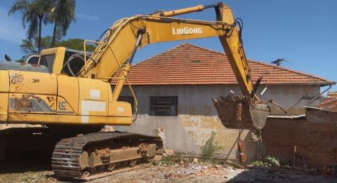 Prefeitura conclui demolição parcial de imóvel na rua Campos Salles