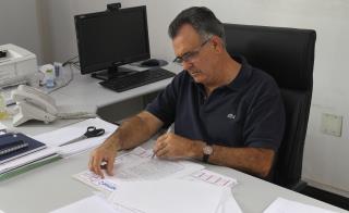 Prefeito Vanderlei Borges de Carvalho durante assinatura do contrato com a Caixa Econômica Federal