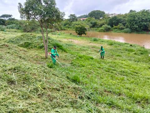 Meio Ambiente intensifica serviços de roçada em diferente regiões da cidade