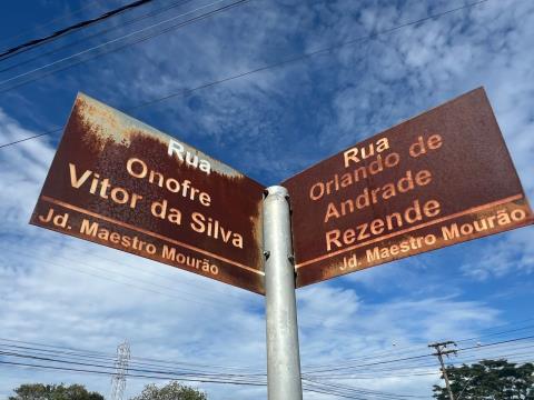Novas placas de ruas garantem mais segurança e melhor identificação na cidade