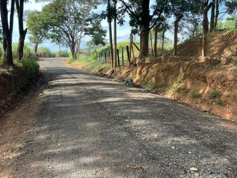 Prefeitura realiza manutenção de estradas rurais e reparos no asfalto em diversas regiões