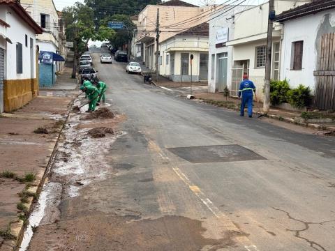 Prefeitura mantém força-tarefa e intensifica limpeza após alagamentos do Córrego São João