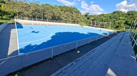 Prefeitura realiza manutenção em espaços esportivos em diferentes regiões da cidade