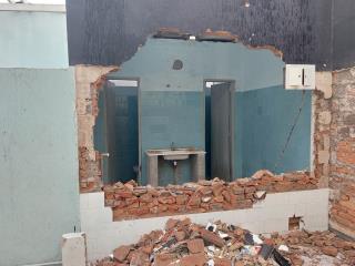 Demolição de paredes para ampliação dos banheiros