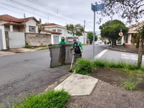 Meio Ambiente intensifica serviços de roçada em diferente regiões da cidade