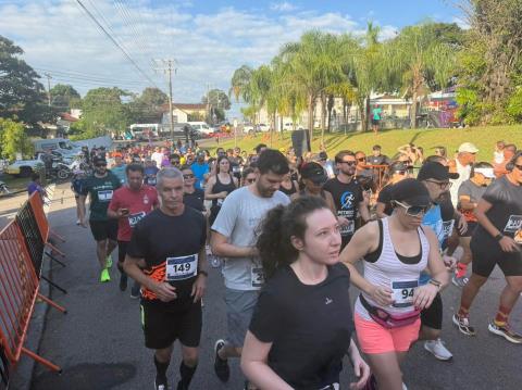 Jardim Primeiro de Maio celebra aniversário com cerimônia cívica e tradicional corrida