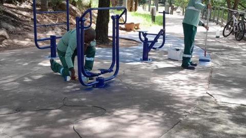 Prefeitura realiza manutenção em espaços esportivos em diferentes regiões da cidade