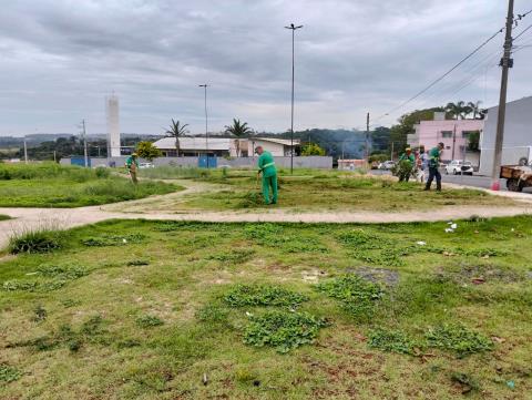 Departamento de Meio Ambiente realiza serviços de roçada em diversos bairros da cidade