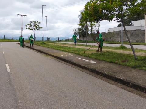 Meio Ambiente intensifica serviços de roçada em diferente regiões da cidade