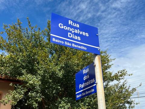 Novas placas de ruas garantem mais segurança e melhor identificação na cidade