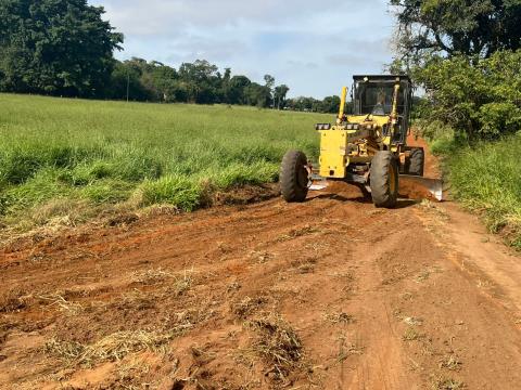 Prefeitura realiza manutenção de estradas rurais e reparos no asfalto em diversas regiões