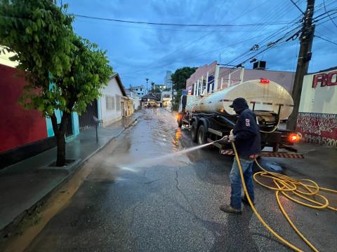Prefeitura mantém força-tarefa e intensifica limpeza após alagamentos do Córrego São João