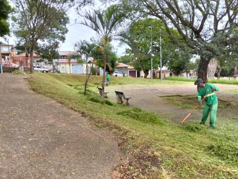 Departamento de Meio Ambiente realiza serviços de roçada em diversos bairros da cidade