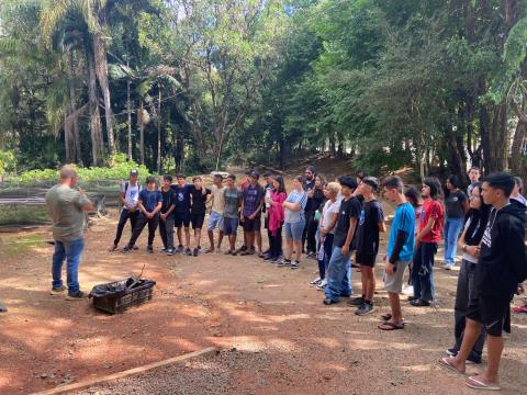 Alunos da EE Domingos Theodoro participam de visita ao Viveiro Municipal e realizam plantio
