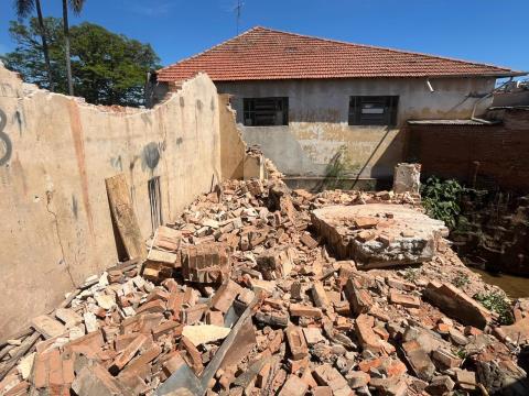 Prefeitura conclui demolição parcial de imóvel na rua Campos Salles