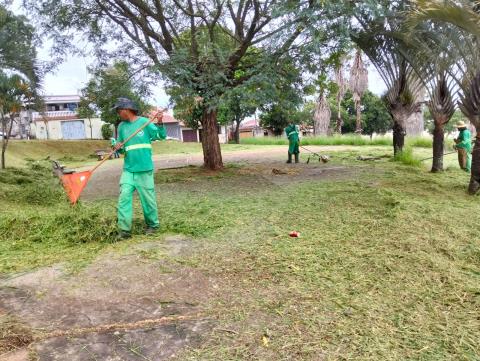 Departamento de Meio Ambiente realiza serviços de roçada em diversos bairros da cidade