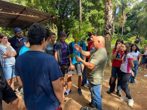 Alunos da EE Domingos Theodoro participam de visita ao Viveiro Municipal e realizam plantio