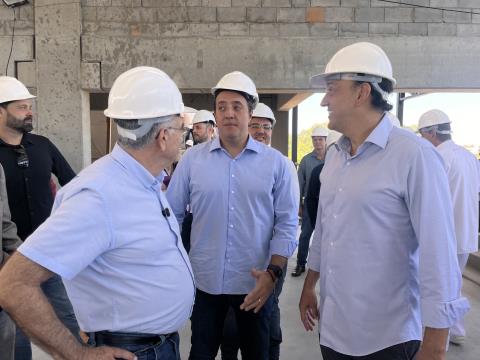 Governador em exercício visita obras da escola do Resedás e confirma apoio à reconstrução da Ponte do Half