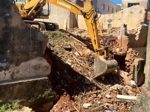 Prefeitura conclui demolição parcial de imóvel na rua Campos Salles