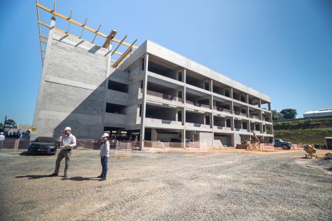Governador em exercício visita obras da escola do Resedás e confirma apoio à reconstrução da Ponte do Half