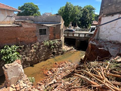 Prefeitura conclui demolição parcial de imóvel na rua Campos Salles