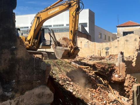 Prefeitura conclui demolição parcial de imóvel na rua Campos Salles
