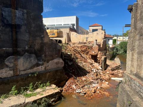 Prefeitura conclui demolição parcial de imóvel na rua Campos Salles