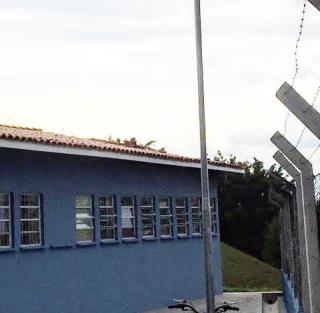 Vento destelha parte da unidade de saúde