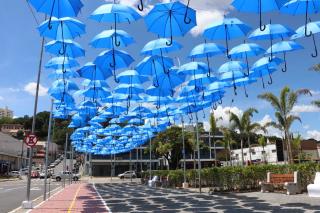 Abril azul – “Céu de guarda-chuvas” da Praça da Poesia Poeta Oswaldo de Camargo