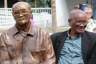 02.05.2022 Estátua em homenagem ao poeta bragantino Oswaldo de Camargo é inaugurada na Praça da Poesia (4)
