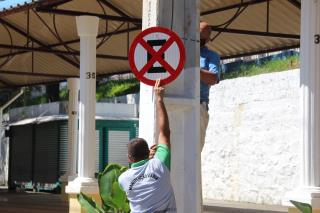 Sinalização vertical ( proibido parar e estacionar ) na Alpheu Grimelo , Taboão1