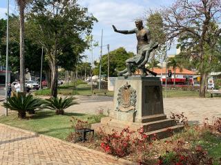 Estátua em homenagem aos combatentes bragantinos