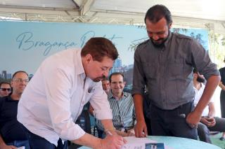 Entrega do asfalto no entorno do lago da Hípica e Ordem de Serviço para revitalização 02