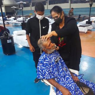 Voluntários realizam corte de cabelo em pessoas atendidas pelo programa Acolhendo com Carinho (1)