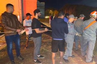 Moradores colaboraram com equipes no resgate