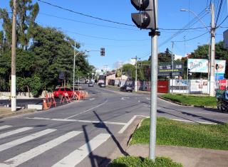 Administração discute configuração e sinalização viária de nova rua paralela à Praça da Poesia (3)