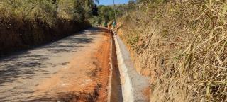Assentamento de canaletas no Morro do Bareta,  no bairro Morro Grande da Boa Vista