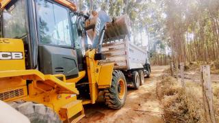 Bairro da Campininha, limpeza e cascalhamento da estrada municipal
