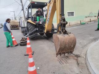 Construção de canaleta na rua Padre João Pastrana no bairro Parque Brasil