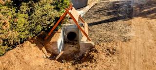 Implantação de caixas  de captação de águas pluviais em uma das ruas que dá acesso à estrada municipal do bairro Arara dos Pereiras