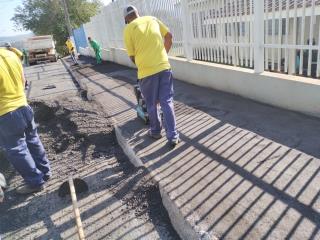 Manutenção de calçada na Avenida Antonio Pierotti